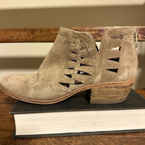 Vince Camuto Peera Tan Suede Cutout Ankle Booties Boots - Picture 2 of 13